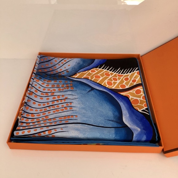 Authentic Hermes silk scarf - Picture 4 of 9